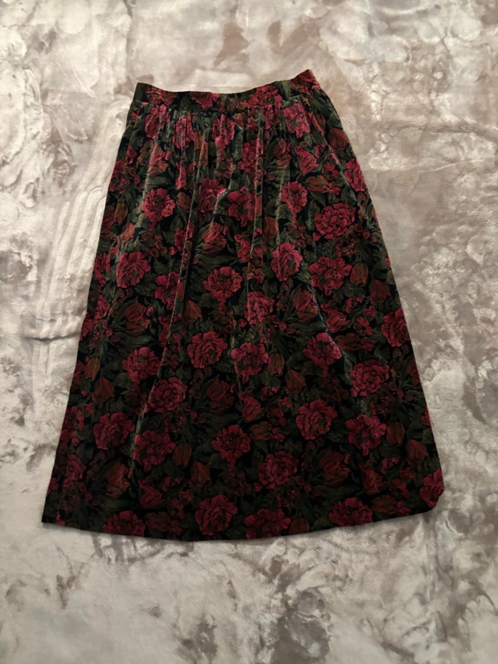 Robinsons Skirt Women’s Size 12 Velvet Black Midi Black and Burgundy Floral